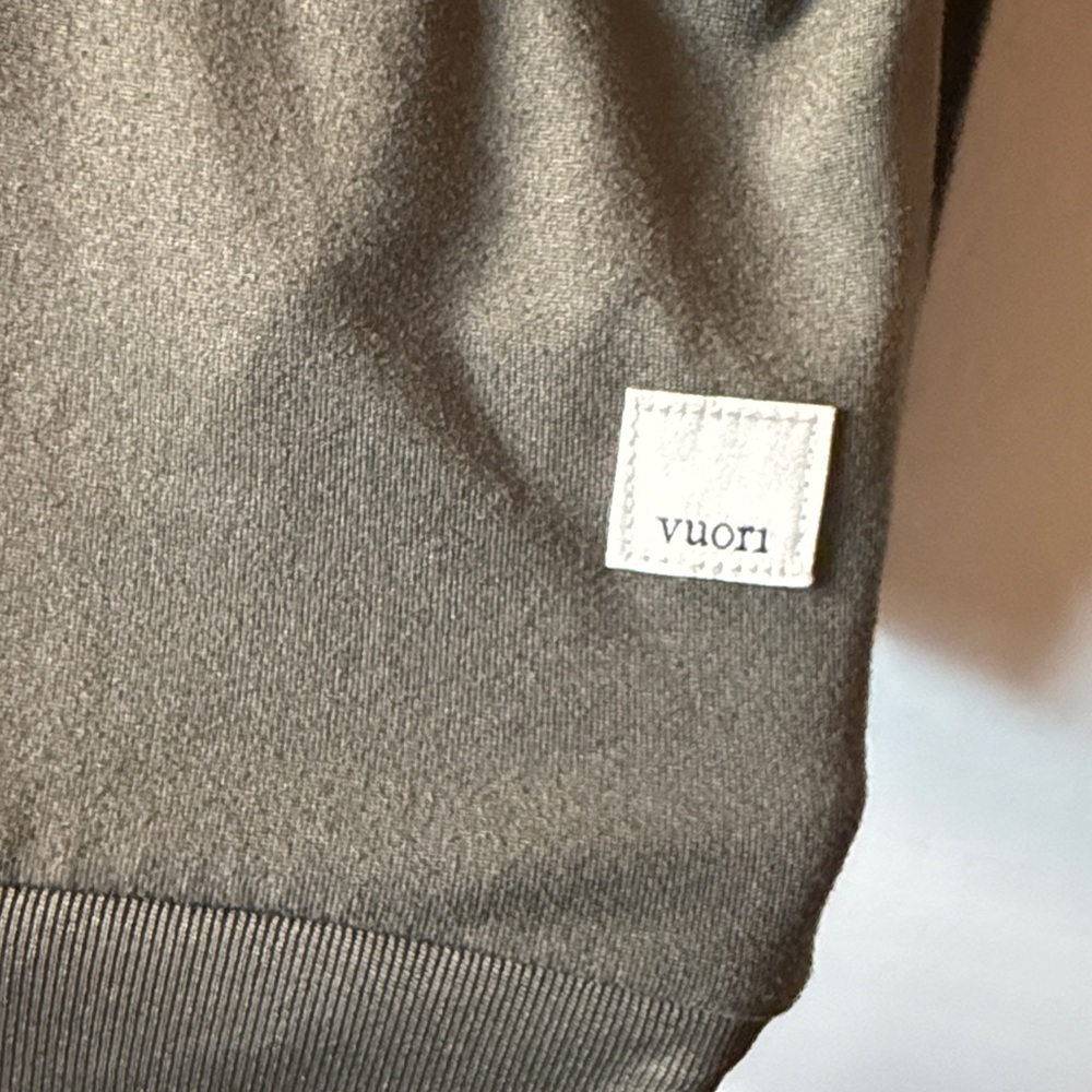 Vuori Daydream Performance Long Sleeve Crewneck Tee in Oregano Size M - Picture 4 of 5